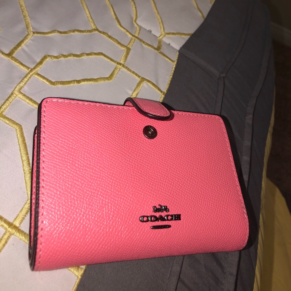 EUC medium Coach corner zip wallet